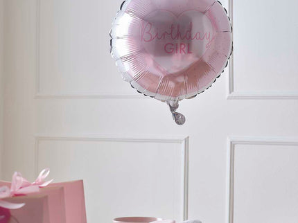 Pridėkite papildomų akcentų vakarėliui su šiuo rožiniu balionu užrašu „Birthday Girl“. Šis balionas puikiai tinka tiek mažylėms tiek merginoms tiek visoms moteriškos lyties atstovėms. Kiekvienoje pakuotėje yra: 1x rožinės spalvos folijos balionas.