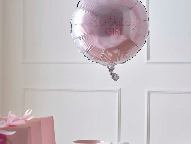 Pridėkite papildomų akcentų vakarėliui su šiuo rožiniu balionu užrašu „Birthday Girl“. Šis balionas puikiai tinka tiek mažylėms tiek merginoms tiek visoms moteriškos lyties atstovėms. Kiekvienoje pakuotėje yra: 1x rožinės spalvos folijos balionas.
