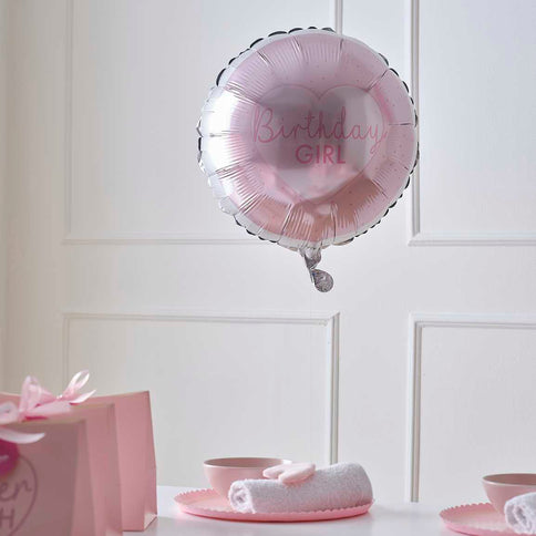 Pridėkite papildomų akcentų vakarėliui su šiuo rožiniu balionu užrašu „Birthday Girl“. Šis balionas puikiai tinka tiek mažylėms tiek merginoms tiek visoms moteriškos lyties atstovėms. Kiekvienoje pakuotėje yra: 1x rožinės spalvos folijos balionas.