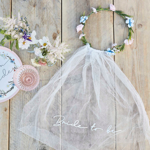Pasirūpinkite, o skraistės ilgis - 30 cm., kurio apimtis - 60 cm, naudodama šią gėlių karūna ir permatoma skraiste su užrašu „Bride to Be“ (Būsima nuotaka). Stilingas galvos apdangalas neabejotinai atrodys nuostabiai kartu su kitais jūsų mergvakario aksesuarais. Vainikas yra sudaryta iš pievų margučių ir rožinių rožių gėlių. Pakuotėje yra 1x vainikas, kad gražioji būsimoji nuotaka stilingai atšvęstų savo mergvakario šventę