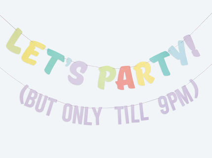 Nustebinkite svečius ironizuodami su girlianda užrašu "Let's party but only till 9PM" (Švęskime bet tik iki 21 val.). Būkite linksmi ir smagūs, tiek pakuotė yra perdirbami ir sertifikuoti FSC., balionais ir aksesuarais iš mūsų asortimento. Kiekvienoje pakuotėje yra: 1x 2 metrų ilgio girliandos rinkinys. Tiek gaminys, todėl su šia girlianda garantuotai priversite jūsų svečius nusijuokti. Šią gimtadienio juostą derinkite su kitomis dekoracijomis