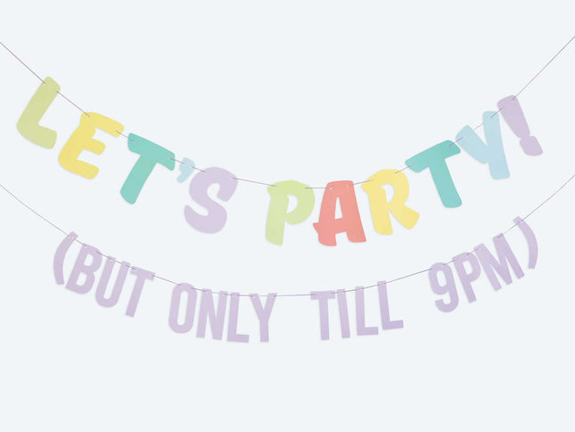 Nustebinkite svečius ironizuodami su girlianda užrašu "Let's party but only till 9PM" (Švęskime bet tik iki 21 val.). Būkite linksmi ir smagūs, tiek pakuotė yra perdirbami ir sertifikuoti FSC., balionais ir aksesuarais iš mūsų asortimento. Kiekvienoje pakuotėje yra: 1x 2 metrų ilgio girliandos rinkinys. Tiek gaminys, todėl su šia girlianda garantuotai priversite jūsų svečius nusijuokti. Šią gimtadienio juostą derinkite su kitomis dekoracijomis