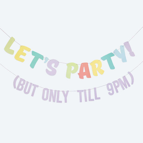 Nustebinkite svečius ironizuodami su girlianda užrašu "Let's party but only till 9PM" (Švęskime bet tik iki 21 val.). Būkite linksmi ir smagūs, tiek pakuotė yra perdirbami ir sertifikuoti FSC., balionais ir aksesuarais iš mūsų asortimento. Kiekvienoje pakuotėje yra: 1x 2 metrų ilgio girliandos rinkinys. Tiek gaminys, todėl su šia girlianda garantuotai priversite jūsų svečius nusijuokti. Šią gimtadienio juostą derinkite su kitomis dekoracijomis