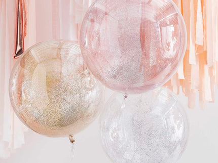 Tegul svečiai žavisi jūsų gražiais vakarėlio vaizdais su mūsų „Bubble“ balionais. Kiekvienoje pakuotėje yra 3 aukso, sidabro ir rožinio aukso atspalvių blizgantys balionai. Šie helio balionai puikiai tinka bet kokiai progai, tad jūsų svečiai tikrai sustos ir nustebs! Balionai pagaminti iš tamprios permatomos plastikinės medžiagos su viduje esančiais smulkiais blizgučiais.