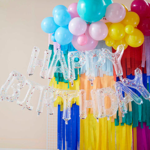 Papildykite gimtadienio vakarėlį šiuo spalvingu vaivorykštiniu konfeti pripildytu raidžių balionų užrašu „Happy Birthday“ - jam pripūsti net nereikia helio! Mūsų gimtadienio balionus lengva pripūsti naudojant pridedamą šiaudelį. Kodėl gi nesuderinus šios šventės juostos su kitomis mūsų gimtadienio dekoracijomis ir nesukūrus puikios šventinės patirties.