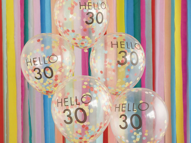 Su šiais stilingais vaivorykštiniais konfeti balionais pasitikite savo svarbų gimtadienį spindinčiu stiliumi su užrašu "Hello 30". Vaivorykštės konfeti prilimpa prie baliono šono ir spindės, tol kol linksminsitės visą naktį - naudokite kartu su mūsų balionais su skaičiais ir sukurkite puikų 30-ojo gimtadienio balionų rinkinį!
