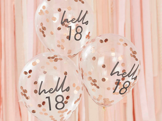 Pasitikite savo svarbų gimtadienį spindinčiu stiliumi su šiais pasakiškais rožinio aukso konfeti balionais užrašu "Hello 18". Rožinio aukso konfeti prilimpa prie baliono šono ir blizgės, tol kol linksminsitės visą naktį - naudokite kartu su mūsų balionais su skaičiais ir sukurkite puikų 18-ojo gimtadienio balionų rinkinį!