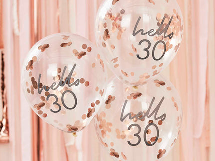 Pasitikite savo svarbų gimtadienį spindinčiu stiliumi su šiais pasakiškais rožinio aukso konfeti balionais užrašu "Hello 30". Rožinio aukso konfeti prilimpa prie baliono šono ir blizgės, tol kol linksminsitės visą naktį - naudokite kartu su mūsų balionais su skaičiais ir sukurkite puikų 30-ojo gimtadienio balionų rinkinį!