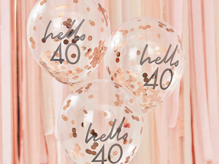 Pasitikite savo svarbų gimtadienį spindinčiu stiliumi su šiais pasakiškais rožinio aukso konfeti balionais užrašu "Hello 40". Rožinio aukso konfeti prilimpa prie baliono šono ir blizgės, tol kol linksminsitės visą naktį - naudokite kartu su mūsų balionais su skaičiais ir sukurkite puikų 40-ojo gimtadienio balionų rinkinį!