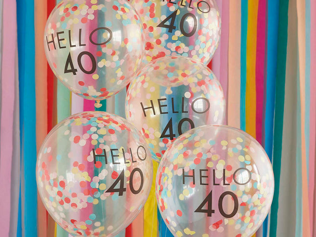 Su šiais stilingais vaivorykštiniais konfeti balionais pasitikite savo svarbų gimtadienį spindinčiu stiliumi su užrašu "Hello 40". Vaivorykštės konfeti prilimpa prie baliono šono ir spindės, tol kol linksminsitės visą naktį - naudokite kartu su mūsų balionais su skaičiais ir sukurkite puikų 40-ojo gimtadienio balionų rinkinį!