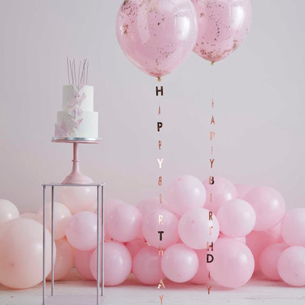 Papuoškite savo gimtadienio vakarėlio balionus mūsų rožinio aukso balionų uodegėlėmis užrašu "Happy Birthday". Šias uodegėles lengva pridėti prie jūsų šventės balionų ir jos puikiai tinka norint užtikrinti, kad jūsų šventė tikrai spindėtų nuo viršaus iki apačios! Šios uodegėlės - puikus būdas pridėti akcentą prie dekoracijų ir smagiai pagyvinti vakarėlį atmosferą.