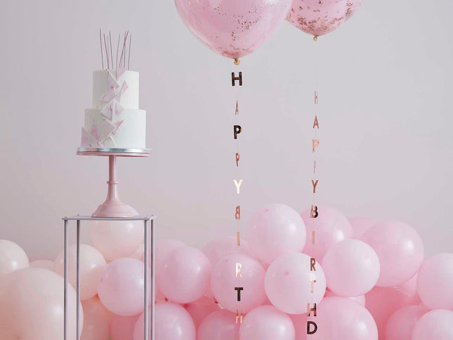 Papuoškite savo gimtadienio vakarėlio balionus mūsų rožinio aukso balionų uodegėlėmis užrašu "Happy Birthday". Šias uodegėles lengva pridėti prie jūsų šventės balionų ir jos puikiai tinka norint užtikrinti, kad jūsų šventė tikrai spindėtų nuo viršaus iki apačios! Šios uodegėlės - puikus būdas pridėti akcentą prie dekoracijų ir smagiai pagyvinti vakarėlį atmosferą.
