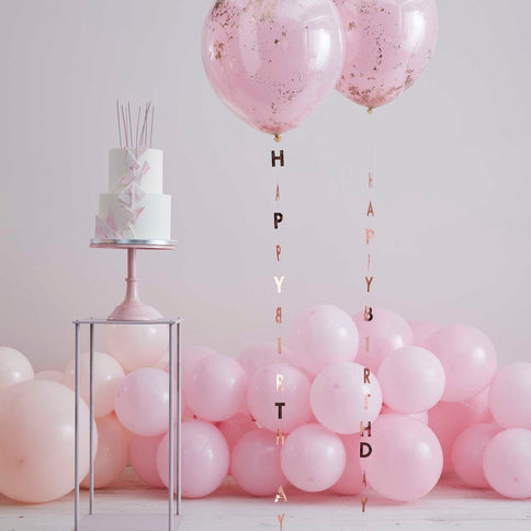 Papuoškite savo gimtadienio vakarėlio balionus mūsų rožinio aukso balionų uodegėlėmis užrašu "Happy Birthday". Šias uodegėles lengva pridėti prie jūsų šventės balionų ir jos puikiai tinka norint užtikrinti, kad jūsų šventė tikrai spindėtų nuo viršaus iki apačios! Šios uodegėlės - puikus būdas pridėti akcentą prie dekoracijų ir smagiai pagyvinti vakarėlį atmosferą.