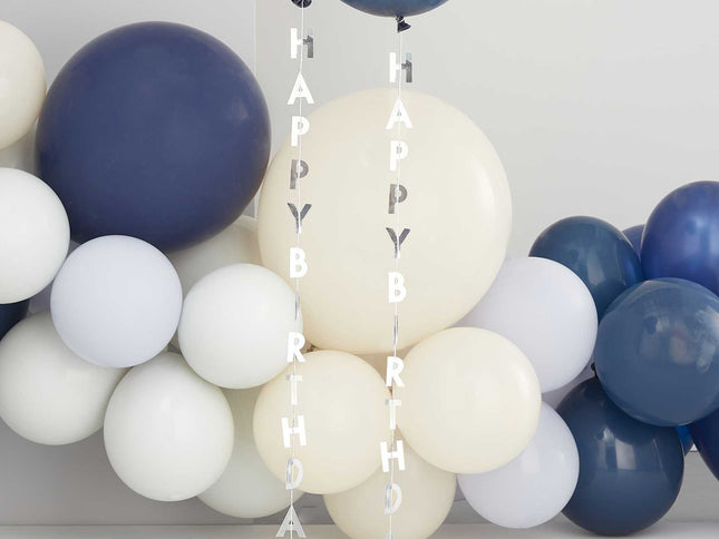 Papuoškite savo gimtadienio vakarėlio balionus mūsų sidabrinės spalvos balionų uodegėlėmis užrašu "Happy Birthday". Šias uodegėles lengva pridėti prie jūsų šventės balionų ir jos puikiai tinka norint užtikrinti, kad jūsų šventė tikrai spindėtų nuo viršaus iki apačios! Šios uodegėlės - puikus būdas pridėti akcentą prie dekoracijų ir smagiai pagyvinti vakarėlį atmosferą.