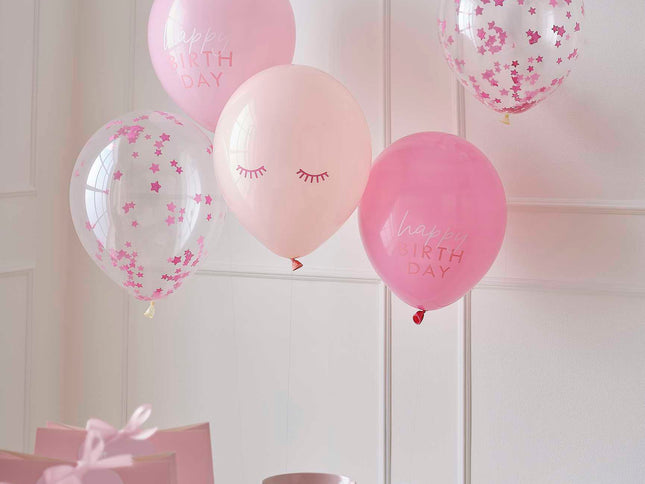 Papuoškite savo vakarėlį šiuo saldžiai rausvu balionų ryšuliu „Happy Birthday“. Pakuotėje yra: 1x 12 colių (30 cm) ryškiai rožinio latekso balionas, pripildyti rožinių žvaigždžių konfeti., 2x 12 colių (30 cm) skaidrūs latekso balionai, kurio priekyje išspausdintos mieguistos akys, 1x 12 colių (30 cm) pastelinės rožinės spalvos latekso balionas, kurio priekyje išspausdinta „Happy Birthday“, 1x 12 colių (30 cm) švelniai rožinio latekso balionas, kurio priekyje išspausdinta „Happy Birthday“