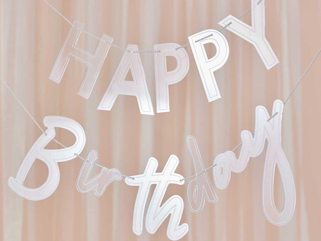 Ši graži akrilo girlianda pakylės jūsų gimtadienio dekoracijas į aukštesnį lygį. Ant juostos stilingu akrilo šriftu užrašyta „Happy Birthday“ - puikiai tinka naudoti kaip pagrindinį vakarėlio dekoracijų elementą. Pakabinkite ją ant sienų ar durų. Pakuotėje yra 2 "Happy Birthday" juostos ir 3 m baltos virvelės.  Pakuotė yra perdirbama ir sertifikuota FSC. Gaminį galima naudoti pakartotinai.