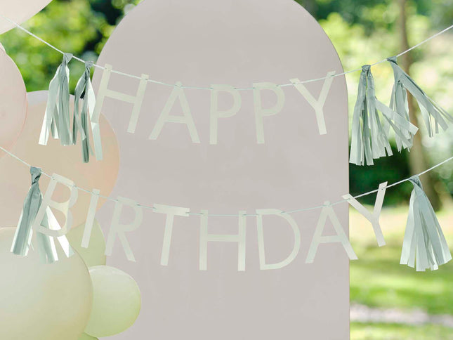 Stilinga žalsvos spalvos „Happy Birthday" girlianda su kutukais. Ši graži šventinė girlianda yra puiki šventės dekoracija, kurių ilgis - 1.5 m., kurią galite pakabinti per visas būsimas gimtadienio šventes. Ekologiška ir elegantiška. Kiekvienoje pakuotėje yra 1x juostelė "Happy Birthday" su šalavijų audinio kutais ant 2 juostelių