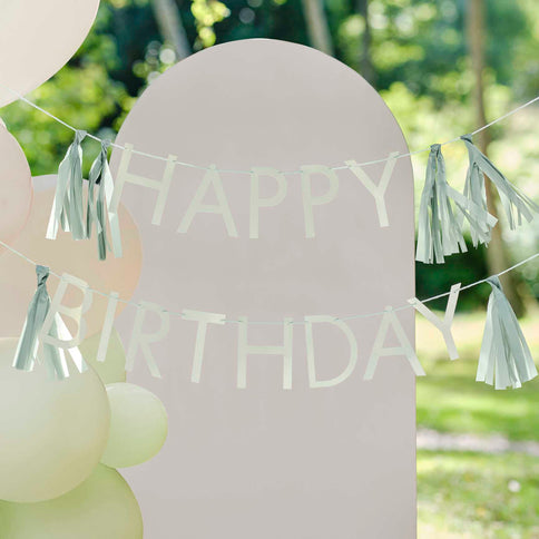 Stilinga žalsvos spalvos „Happy Birthday" girlianda su kutukais. Ši graži šventinė girlianda yra puiki šventės dekoracija, kurių ilgis - 1.5 m., kurią galite pakabinti per visas būsimas gimtadienio šventes. Ekologiška ir elegantiška. Kiekvienoje pakuotėje yra 1x juostelė "Happy Birthday" su šalavijų audinio kutais ant 2 juostelių