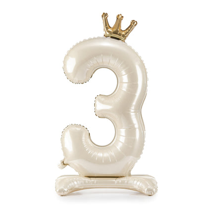 Pastatomas folinis skaičiaus balionas „3“, šviesiai kreminis. Satininis paviršius, dekoruotas auksine karūna. Dydis nepripūtus – apie 103 cm, pripūtus 84 cm. Skirtas pildyti oru. Komplekte pridedamas šiaudelis. Gimtadienio atributika.