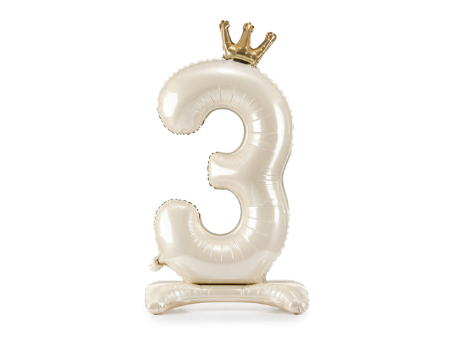 Pastatomas folinis skaičiaus balionas „3“, šviesiai kreminis. Satininis paviršius, dekoruotas auksine karūna. Dydis nepripūtus – apie 103 cm, pripūtus 84 cm. Skirtas pildyti oru. Komplekte pridedamas šiaudelis. Gimtadienio atributika.