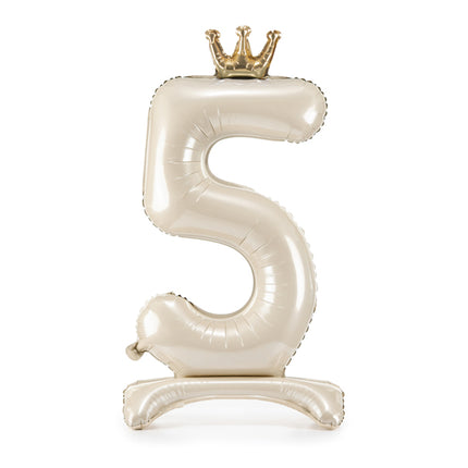 Pastatomas folinis skaičiaus balionas „5“, šviesiai kreminis. Satininis paviršius, dekoruotas auksine karūna. Dydis nepripūtus – apie 103 cm, pripūtus 84 cm. Skirtas pildyti oru. Komplekte pridedamas šiaudelis. Gimtadienio atributika.