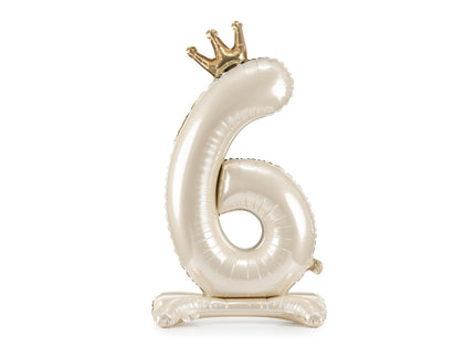Pastatomas folinis skaičiaus balionas „6“, šviesiai kreminis. Satininis paviršius, dekoruotas auksine karūna. Dydis nepripūtus – apie 103 cm, pripūtus 84 cm. Skirtas pildyti oru. Komplekte pridedamas šiaudelis. Gimtadienio atributika.
