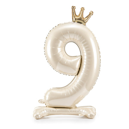 Pastatomas folinis skaičiaus balionas „9“, šviesiai kreminis. Satininis paviršius, dekoruotas auksine karūna. Dydis nepripūtus – apie 103 cm, pripūtus 84 cm. Skirtas pildyti oru. Komplekte pridedamas šiaudelis. Gimtadienio atributika.