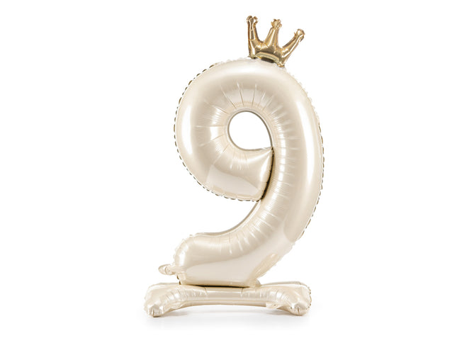 Pastatomas folinis skaičiaus balionas „9“, šviesiai kreminis. Satininis paviršius, dekoruotas auksine karūna. Dydis nepripūtus – apie 103 cm, pripūtus 84 cm. Skirtas pildyti oru. Komplekte pridedamas šiaudelis. Gimtadienio atributika.