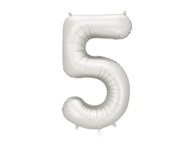 Folinis skaičiaus balionas „5“, sidabrinis. Satininis paviršius. Dydis nepripūtus – apie 100 cm, pripūtus 86 cm. Tinka pildyti oru arba heliu. Komplekte pridedamas šiaudelis. Balionas savaime užsisandarinantis, su kabliukais dekoravimui. Smagus gimtadienių akcentas.