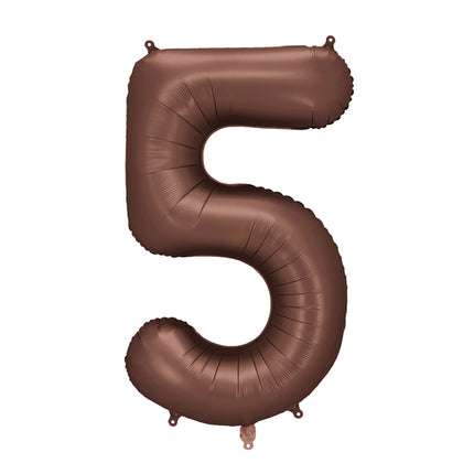 Folinis skaičiaus balionas „5“, rusvai pilkas. Satininis paviršius. Dydis nepripūtus – apie 100 cm, pripūtus 86 cm. Tinka pildyti oru arba heliu. Komplekte pridedamas šiaudelis. Balionas savaime užsisandarinantis, su kabliukais dekoravimui. Smagus gimtadienių akcentas.
