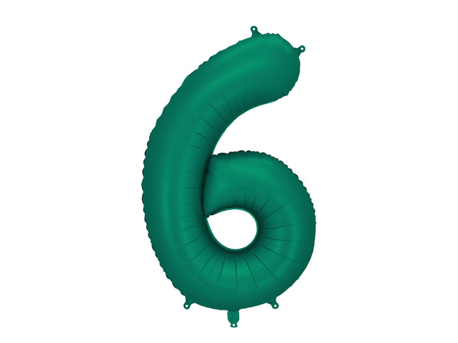 Folinis skaičiaus balionas „6“, tamsiai žalias. Satininis paviršius. Dydis nepripūtus – apie 100 cm, pripūtus 86 cm. Tinka pildyti oru arba heliu. Komplekte pridedamas šiaudelis. Balionas savaime užsisandarinantis, su kabliukais dekoravimui. Smagus gimtadienių akcentas.
