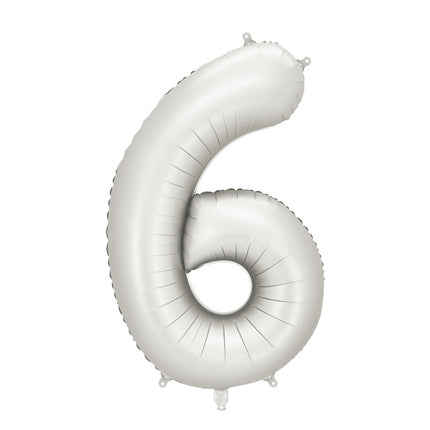 Folinis skaičiaus balionas „6“, sidabrinis. Satininis paviršius. Dydis nepripūtus – apie 100 cm, pripūtus 86 cm. Tinka pildyti oru arba heliu. Komplekte pridedamas šiaudelis. Balionas savaime užsisandarinantis, su kabliukais dekoravimui. Smagus gimtadienių akcentas.