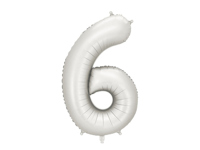 Folinis skaičiaus balionas „6“, sidabrinis. Satininis paviršius. Dydis nepripūtus – apie 100 cm, pripūtus 86 cm. Tinka pildyti oru arba heliu. Komplekte pridedamas šiaudelis. Balionas savaime užsisandarinantis, su kabliukais dekoravimui. Smagus gimtadienių akcentas.