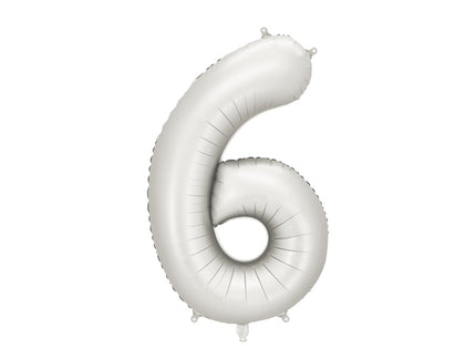 Folinis skaičiaus balionas „6“, sidabrinis. Satininis paviršius. Dydis nepripūtus – apie 100 cm, pripūtus 86 cm. Tinka pildyti oru arba heliu. Komplekte pridedamas šiaudelis. Balionas savaime užsisandarinantis, su kabliukais dekoravimui. Smagus gimtadienių akcentas.