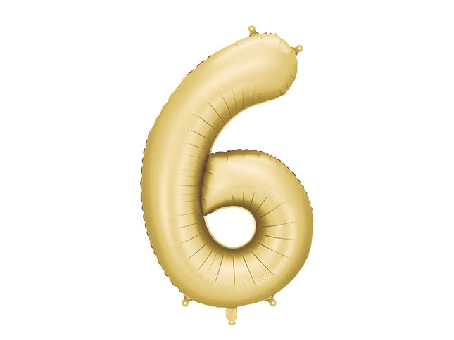 Folinis skaičiaus balionas „6“, auksinis. Satininis paviršius. Dydis nepripūtus – apie 100 cm, pripūtus 86 cm. Tinka pildyti oru arba heliu. Komplekte pridedamas šiaudelis. Balionas savaime užsisandarinantis, su kabliukais dekoravimui. Smagus gimtadienių akcentas.