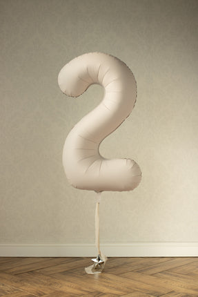 Folinis skaičiaus balionas „2“, 86 cm, šiltai pilkas