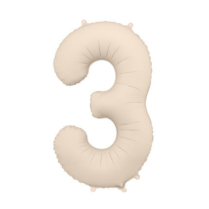 Folinis skaičiaus balionas „3“, šiltai pilkas. Matinis. Dydis nepripūtus - apie 100 cm, pripūtus 86 cm. Tinka pildyti oru arba heliu. Komplekte pridedamas šiaudelis. Balionas užsisandarinantis. Turi kabliukus tvirtinimui. Puikiai atrodo per gimtadienių šventes.