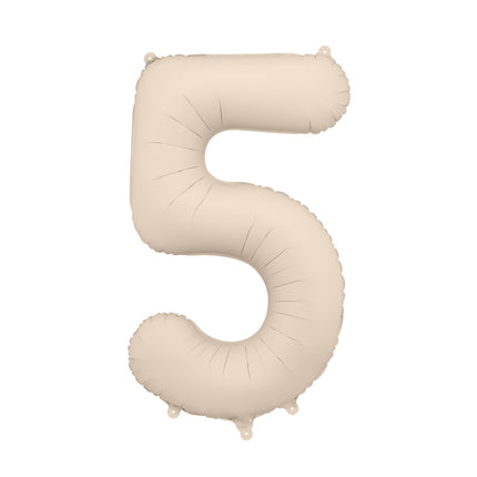Folinis skaičiaus balionas „5“, šiltai pilkas. Matinis. Dydis nepripūtus - apie 100 cm, pripūtus 86 cm. Tinka pildyti oru arba heliu. Komplekte pridedamas šiaudelis. Balionas užsisandarinantis. Turi kabliukus tvirtinimui. Puikiai atrodo per gimtadienių šventes.