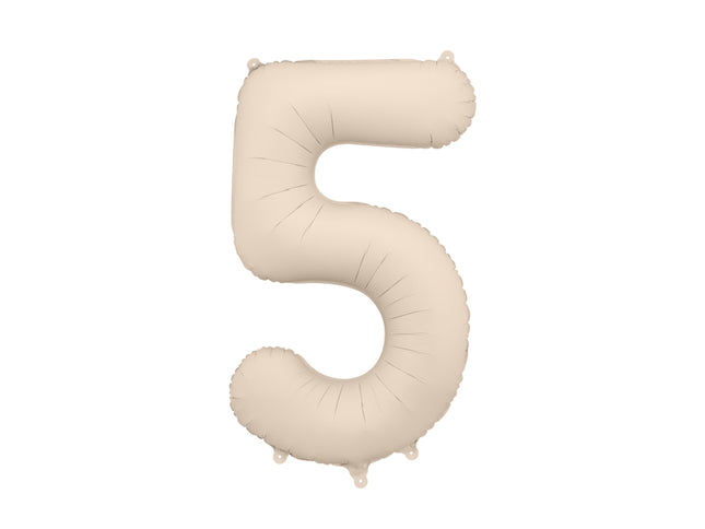 Folinis skaičiaus balionas „5“, šiltai pilkas. Matinis. Dydis nepripūtus - apie 100 cm, pripūtus 86 cm. Tinka pildyti oru arba heliu. Komplekte pridedamas šiaudelis. Balionas užsisandarinantis. Turi kabliukus tvirtinimui. Puikiai atrodo per gimtadienių šventes.