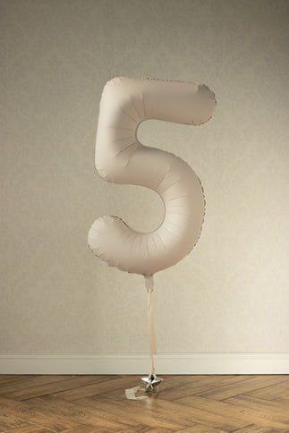 Folinis skaičiaus balionas „5“, 86 cm, šiltai pilkas