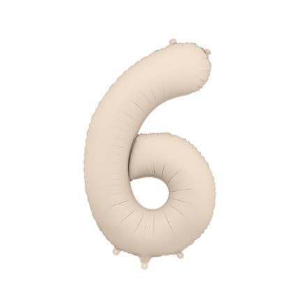 Folinis skaičiaus balionas „6“, šiltai pilkas. Matinis. Dydis nepripūtus - apie 100 cm, pripūtus 86 cm. Tinka pildyti oru arba heliu. Komplekte pridedamas šiaudelis. Balionas užsisandarinantis. Turi kabliukus tvirtinimui. Puikiai atrodo per gimtadienių šventes.