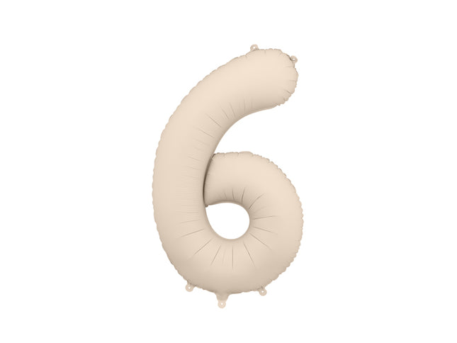 Folinis skaičiaus balionas „6“, šiltai pilkas. Matinis. Dydis nepripūtus - apie 100 cm, pripūtus 86 cm. Tinka pildyti oru arba heliu. Komplekte pridedamas šiaudelis. Balionas užsisandarinantis. Turi kabliukus tvirtinimui. Puikiai atrodo per gimtadienių šventes.