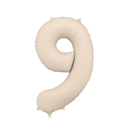 Folinis skaičiaus balionas „9“, šiltai pilkas. Matinis. Dydis nepripūtus - apie 100 cm, pripūtus 86 cm. Tinka pildyti oru arba heliu. Komplekte pridedamas šiaudelis. Balionas užsisandarinantis. Turi kabliukus tvirtinimui. Puikiai atrodo per gimtadienių šventes.
