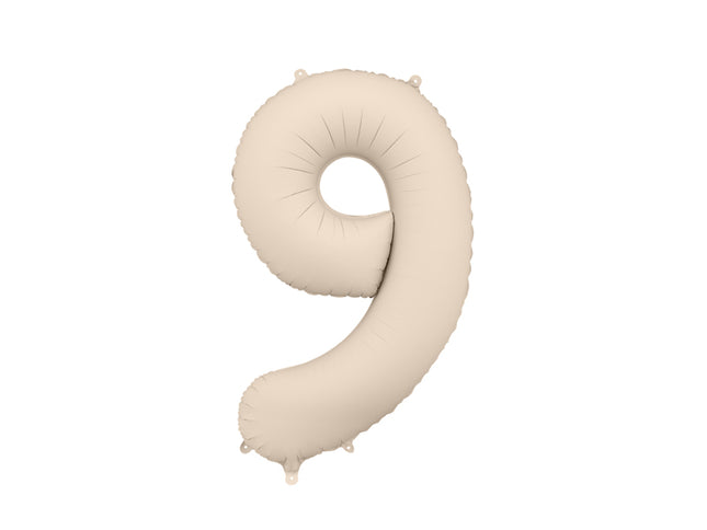 Folinis skaičiaus balionas „9“, šiltai pilkas. Matinis. Dydis nepripūtus - apie 100 cm, pripūtus 86 cm. Tinka pildyti oru arba heliu. Komplekte pridedamas šiaudelis. Balionas užsisandarinantis. Turi kabliukus tvirtinimui. Puikiai atrodo per gimtadienių šventes.