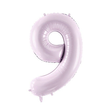 Pastelinis folinis balionas skaičiaus „9“, violetinis. Ne pripūsto dydis– apie 86 cm, pripūsto dydis – apie 72 cm. Galima pildyti oru arba heliu. Komplekte pridedamas šiaudelis, balionas užsisandarinantis.