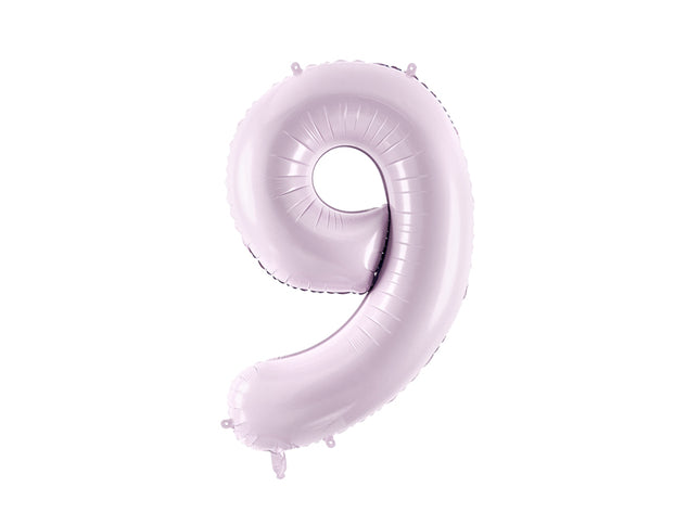Pastelinis folinis balionas skaičiaus „9“, violetinis. Ne pripūsto dydis– apie 86 cm, pripūsto dydis – apie 72 cm. Galima pildyti oru arba heliu. Komplekte pridedamas šiaudelis, balionas užsisandarinantis.