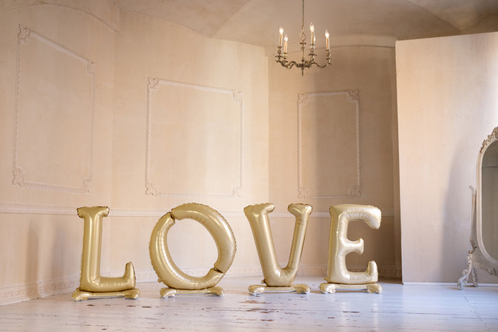 Pastatomas folinis balionas „LOVE“, 350 x 114 cm, auksinis