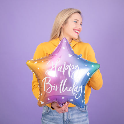 Žvaigždės formos blizgios Folinis balionas, spalvų mišinys su baltu užrašu "Happy Birthday", dydis prieš pripučiant - apie 47 cm (18,5''), pripūtus - apie 40 cm (15,5''). Pripučiamas heliu ir oru.