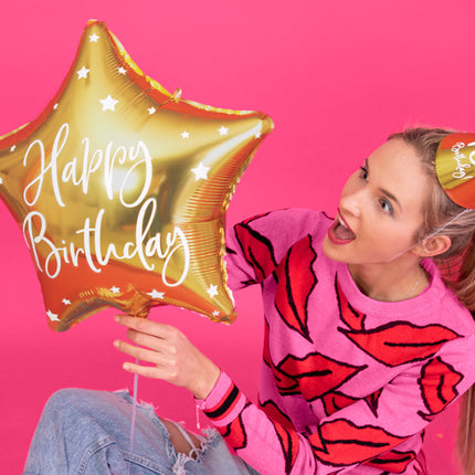 Blizgus aukso spalvos žvaigždės formos Folinis balionas su baltu užrašu "Happy Birthday", dydis prieš pripučiant apie 47 cm (18,5''), dydis pripūtus apie 40 cm (15,5''). Pripučiamas heliu ir oru.