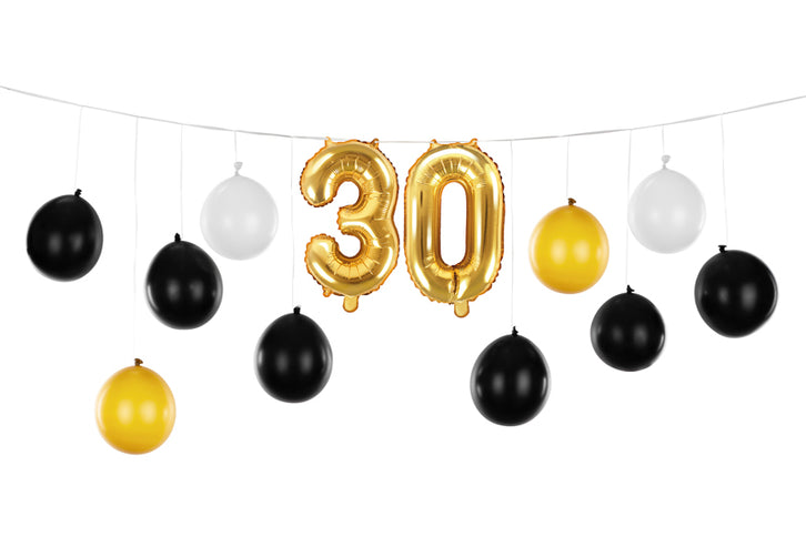 Balionų girlianda 3 in 1 - 30-ojo gimtadienio juodos, auksinė ir baltos spalvos, rinkinį sudaro: latekso balionai (10 vnt.), folijos balionai (2 vnt.), kaspinas (25 m) ir popierinis šiaudelis. Surinkus dydis apie 260 x 32 cm. Girliandą galima surinkti 3 būdais, yra instrukcija.
